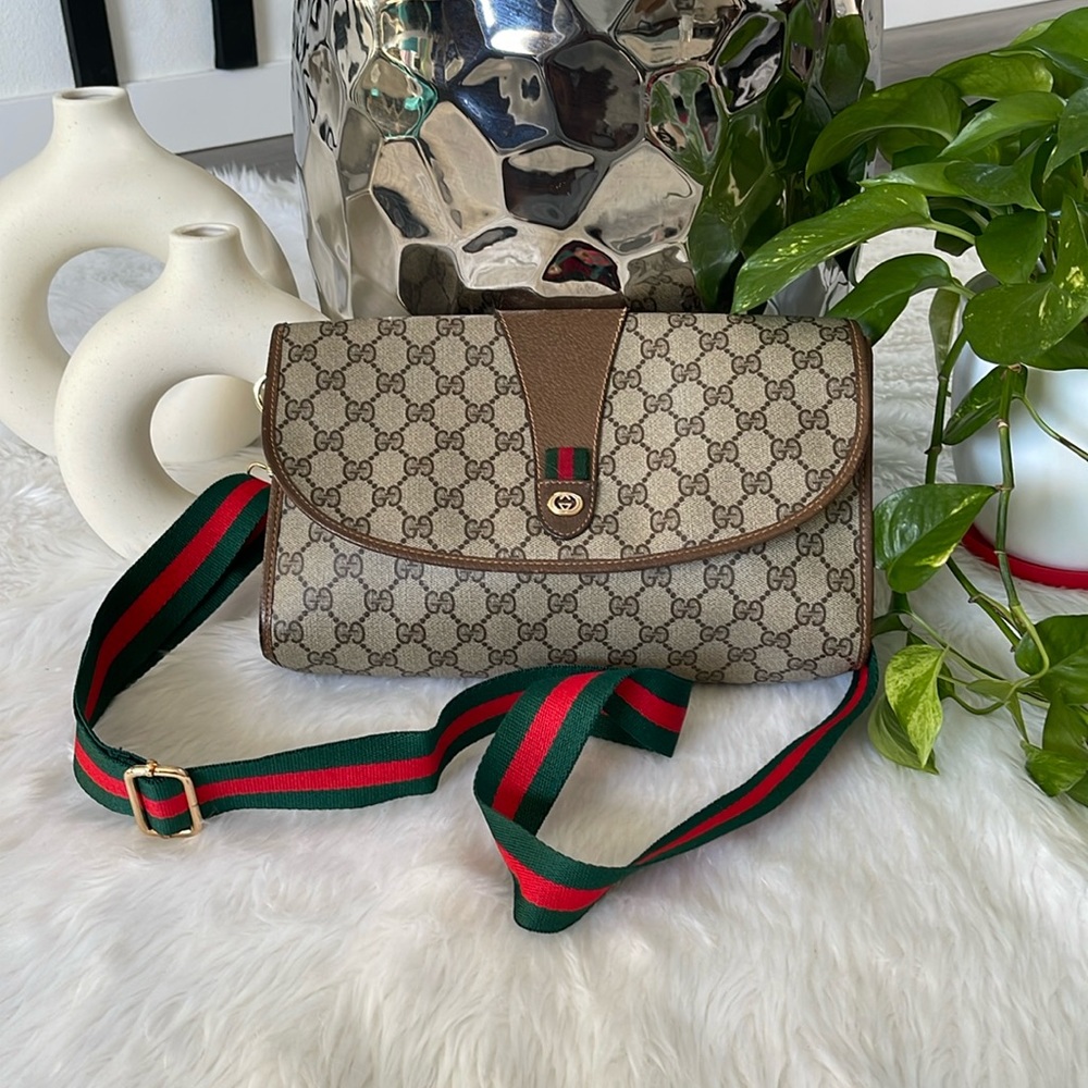 GUCCI Old GG Supreme Sherry Line Large Ophidia
Monogram Clutch Crossbody…